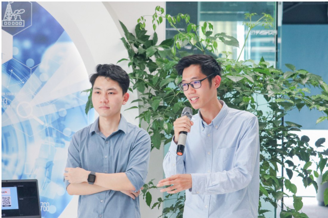 Minh Tu Nho and me during the talk