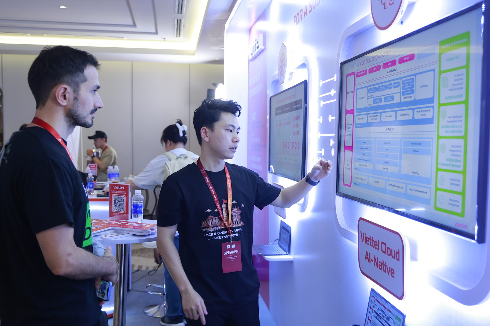 Showing Reza the Viettel AI Platform (Viettel Cloud AI-Native) at the booth